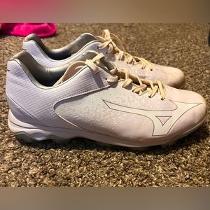 White Mizuno Non-Metal Softball Cleats